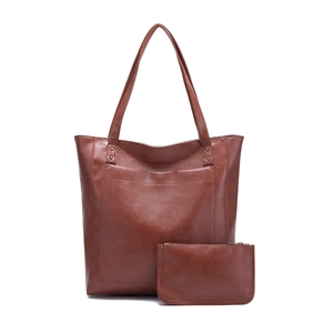 Détail du sac cabas vintage en cuir ciré marron avec sa petite pochette assortie