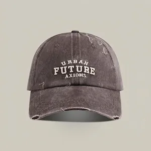 Dettaglio del cappellino vintage in tela grigia con ricamo Urban Future ricamato
