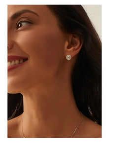 Gros plan de boucles d'oreilles en argent S925 plaqué or 14K avec des zircons brillants