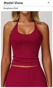 Détail du haut de yoga licou rouge framboise avec bretelles croisées et tissu mat