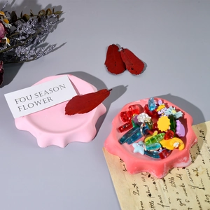 Detailansicht rosa DIY-Harzschalen mit bunten Schmuckaccessoires aus der Vogelperspektive