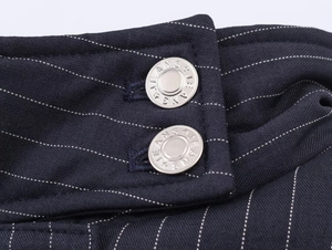 Macro di bottoni in metallo argento incisi jeans su giacca bomber a righe sottili
