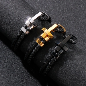 Lot de trois bracelets en cuir tressé avec fermoirs géométriques en argent, or et noir mat