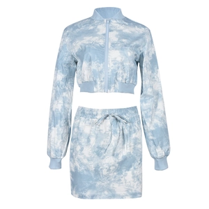 Dettaglio giacca corta tie-dye blu e gonna abbinata con coulisse e stampa marmorea