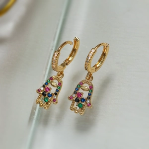 Vergoldete Hamsa Hand Ohrringe mit bunten Zirkoniasteinen und Kristallreifen Design