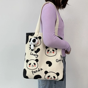Detail der Panda Canvas Tragetasche mit Plüschanhänger und schwarzen Kontrastseiten