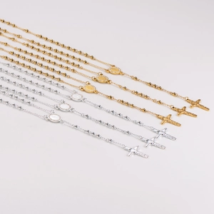 Ensemble de colliers avec pendentifs croix et perles en finitions dorée et argentée