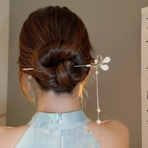 Détails des longs glands de perles et de l'épingle à cheveux fleurie dorée
