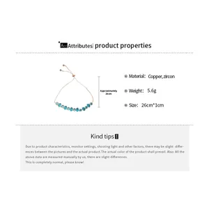 Détail d'un bracelet ajustable en zircon bleu avec fermoir coulissant et chaîne en cuivre