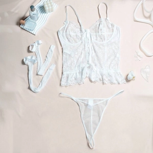 Détails d'un ensemble de lingerie en dentelle blanche avec caraco, string et bas