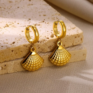 Élégantes boucles d'oreilles coquillage plaquées or 18 carats sur pierre et fond en soie