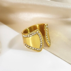Verstellbarer 18K vergoldeter Ring mit Strasssteinen auf beigem Seidenstoff