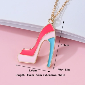 Dettaglio delle dimensioni del ciondolo a scarpa rosa e blu su una catena dorata