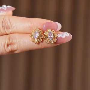 Boucles d'oreilles vintage fleurs dorées avec pierre centrale violette en zircon