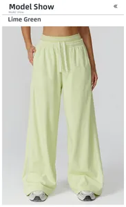 Détail du jogging vert citron à jambe large avec passepoil blanc et taille à cordon