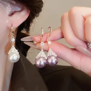 Boucles d'oreilles perles plaquées or avec couronne de zircon en blanc et lavande