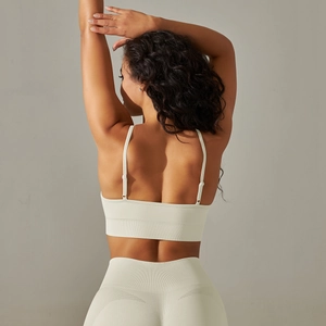Dettaglio posteriore del set sportivo a costine senza cuciture con reggiseno e legging