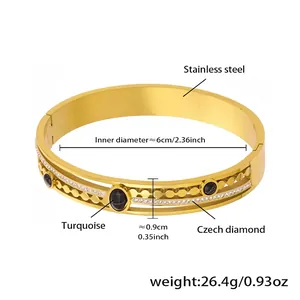 Dettaglio del bracciale in acciaio inossidabile placcato oro 18k con turchese e diamanti