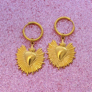 Boucles d'oreilles chic en acier titane doré avec pendentif sacré cœur et rayons solaires