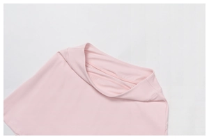 Détail de la jupe de sport rose clair avec taille élastique et coutures renforcées