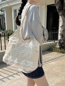 Grand sac à bandoulière en dentelle crochetée crème avec des textures tissées pour l'été