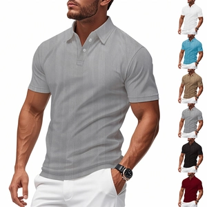 Polo ajusté pour homme en maille rayée grise, tissu à séchage rapide et manches courtes