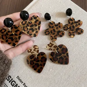 Set aus Herz- und Blumen-Ohrhängern mit Leopardenmuster aus Acryl und dunklen Steckern