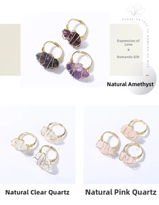 Detalle de anillos de cristal natural envueltos en alambre en color púrpura, blanco y rosa