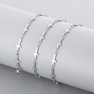 Collier à pendentifs croix en acier inoxydable argenté sur un support gris élégant