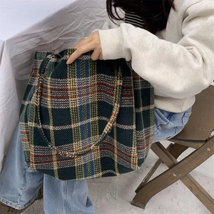 Gros plan du sac cabas rétro en laine à carreaux montrant la texture et le tissage