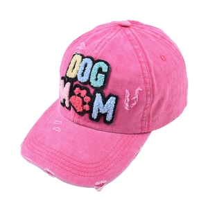 Détail du bord usé et de la broderie DOG MOM sur la casquette en coton rose vif