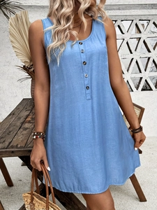 Details eines hellblauen ärmellosen Baumwoll-Leinenkleids mit Knöpfen im Sommerurlaubsstil