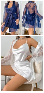 Détail de robe de chambre en dentelle et nuisette en satin en bleu marine et blanc
