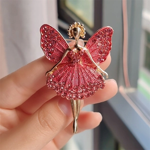 Detail einer funkelnden pinkfarbenen Ballerina-Brosche zur Darstellung der Größe und Qualität