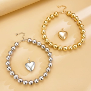 Collier punk avec grandes perles rondes et pendentif cœur amovible en or et en argent