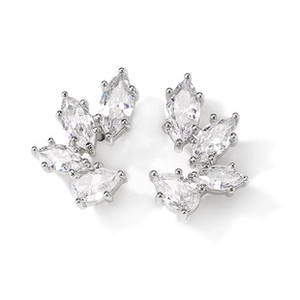 Détail de boucles d'oreilles en C serties de zircons marquise sur métal argenté