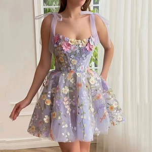 Robe en tulle lavande avec broderie florale 3D et bretelles en ruban d'organza chic