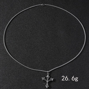 Collier croix gothique en acier inoxydable argenté avec gravure vintage détaillée 26,6g