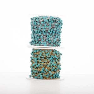 Détail de chaînes plaquées or 18 carats et argent avec perles de turquoise rondes