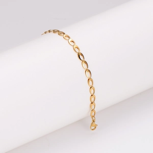 Bracciale a catena con maglie ovali dorate in acciaio inossidabile su supporto bianco