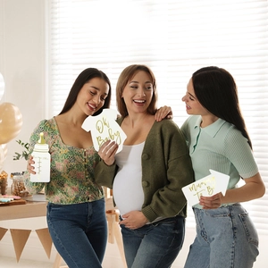 Gros plan d'accessoires de fête prénatale avec pancartes Oh Baby et Mummy To Be