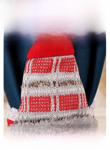 Détail du tissu en maille à carreaux rouge et blanc avec fausse fourrure de Noël