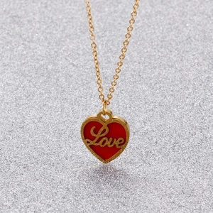 Collier en acier doré avec pendentif cœur en émail rouge et gravure du texte Love