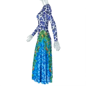 Détail de la robe longue imprimée avec motif de poisson bleu et texture de tissu mesh