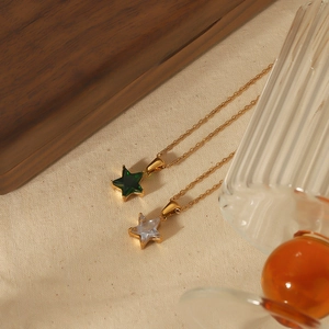 Élégant collier pendentif étoile en acier titane plaqué or 18k avec cristaux verts