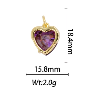 Détail montrant les dimensions du pendentif cœur en gemme violette plaqué or 18 carats