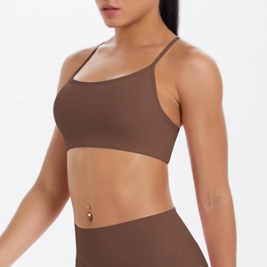 Détail d'un soutien-gorge de sport marron et legging taille haute sur un mannequin