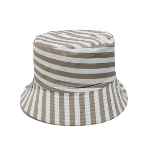 Détail d'un chapeau de soleil à rayures montrant le contraste des textures de toile