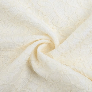 Makroaufnahme von elegantem Spitzenstoff mit komplizierten Blumenmustern in Creme