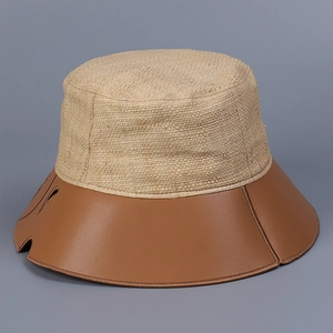 Dettaglio della corona in paglia di rafia e tesa in pelle marrone con cuciture del cappello